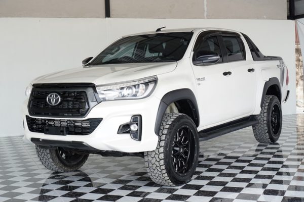 TOYOTA HILUX REVO DOUBLE CABIN 2.8